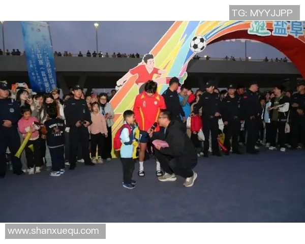 当今足球场上的超级巨星们如何改变比赛格局与球迷文化